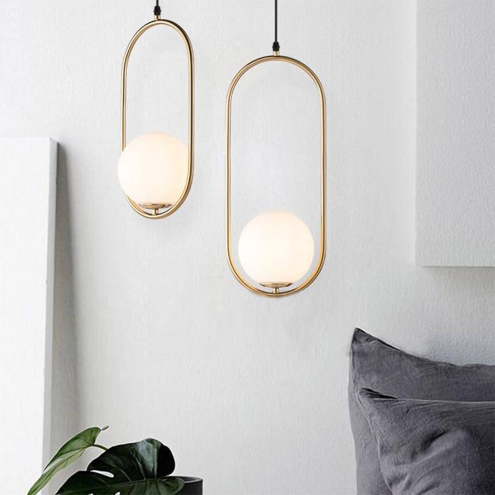 "Elegante drop pendellamper med skulpturelt design og metallfinish, perfekt for moderne stuer, gir luksuriøs glød."