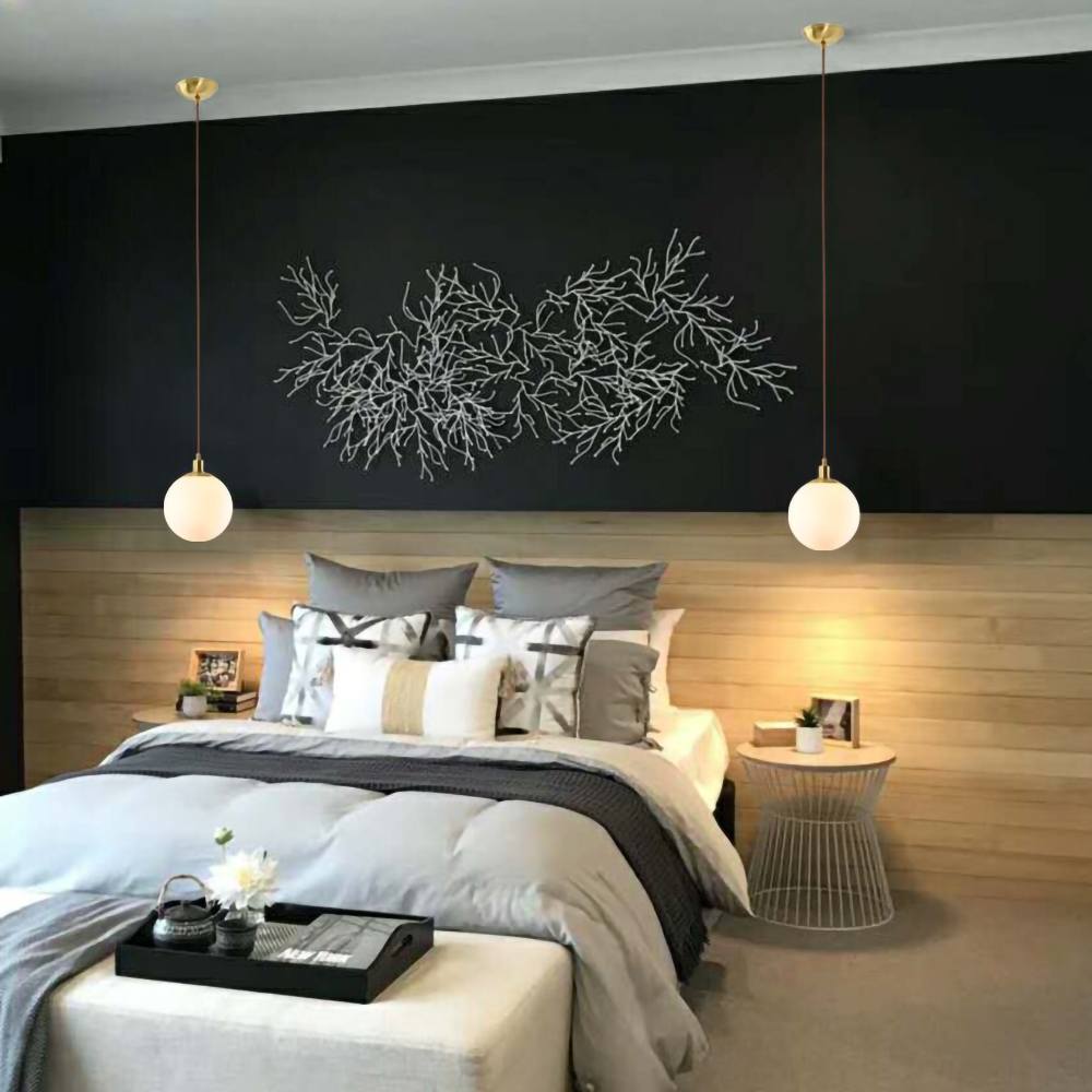 "Elegante drop pendellamper med skulpturelt design og metallfinish, perfekt for moderne stuer, gir luksuriøs glød."