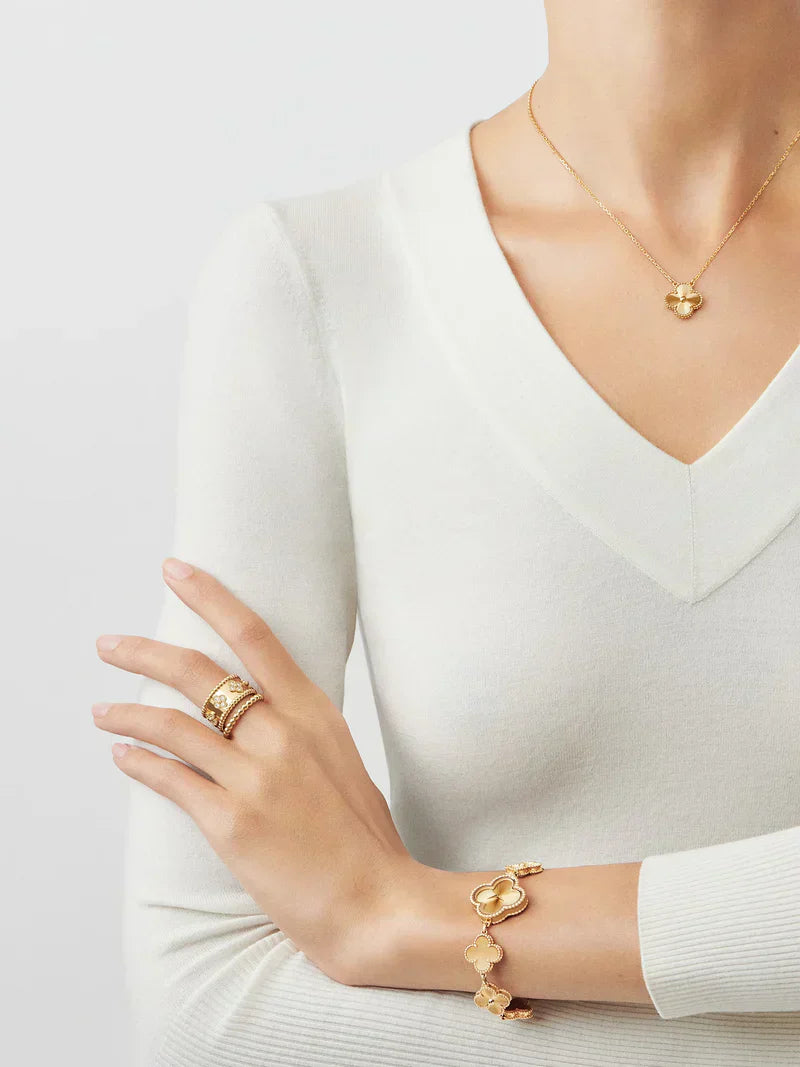 "Elegante kløversmykker i rustfritt stål, inkludert armbånd, halskjede og øredobber, tidløs stil for kvinner."