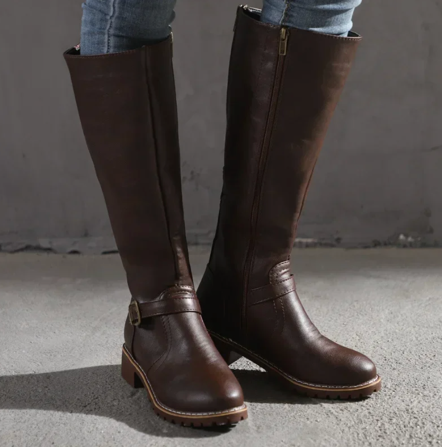 Kvinneboots: Knehøye vinterstøvler med elegant blokkhæl. Holder føttene varme og stilige i snøen.