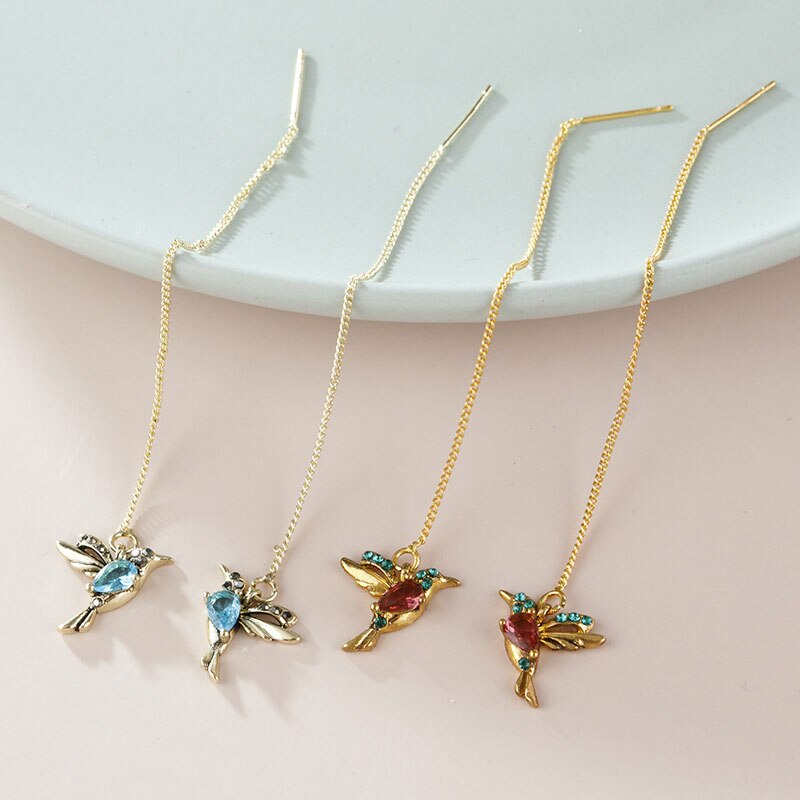 Stilige kolibri dråpeøreringer i metall med glitrende cubiczirconia. Elegante smykker for kvinner.