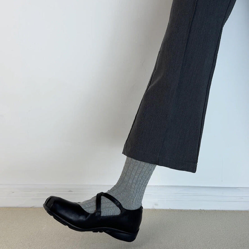 "Elegante Mary Jane ballerinaer med krysserem, mykt fôr og polstret såle, sett fra siden for optimal eleganse og komfort."