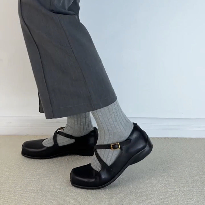 "Elegante Mary Jane ballerinaer med krysserem, mykt fôr og polstret såle, sett fra siden for optimal eleganse og komfort."