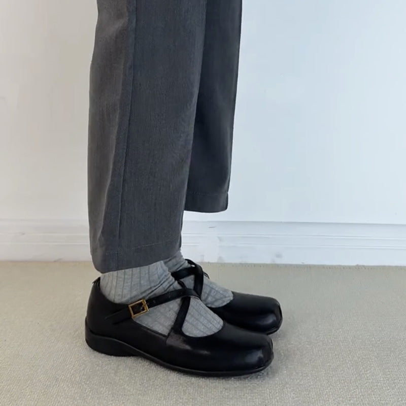 "Elegante Mary Jane ballerinaer med krysserem, mykt fôr og polstret såle, sett fra siden for optimal eleganse og komfort."