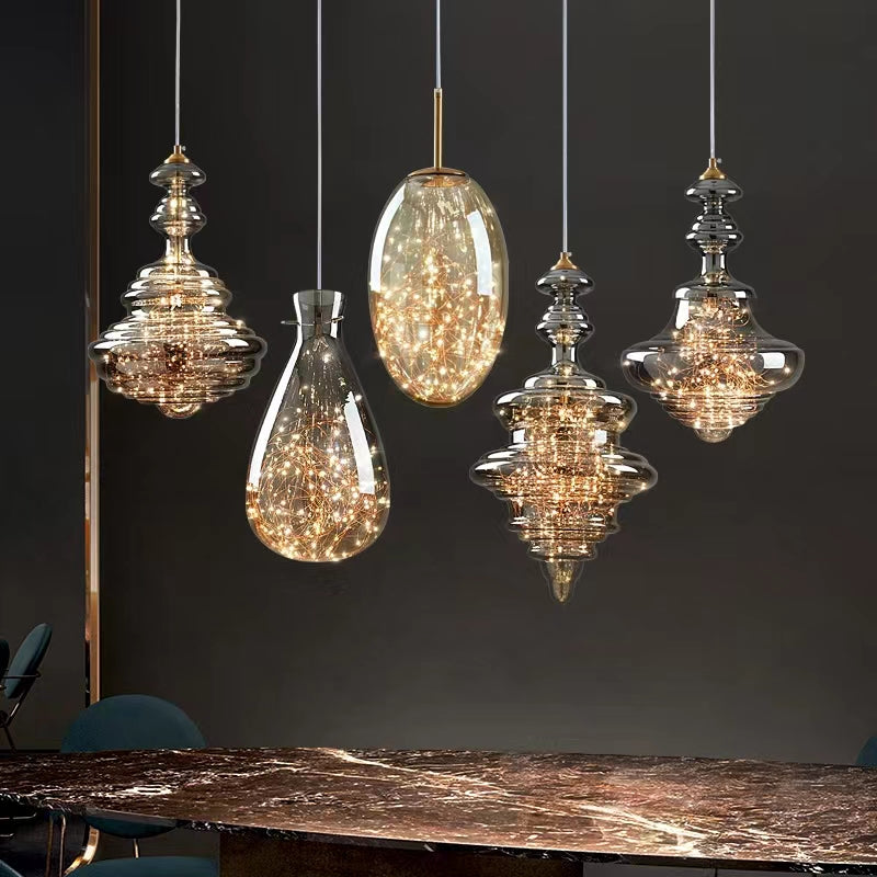 "Elegante moderne pendellampe i grått glass med stjernehimmel-effekt, justerbar høyde, perfekt for alle rom."