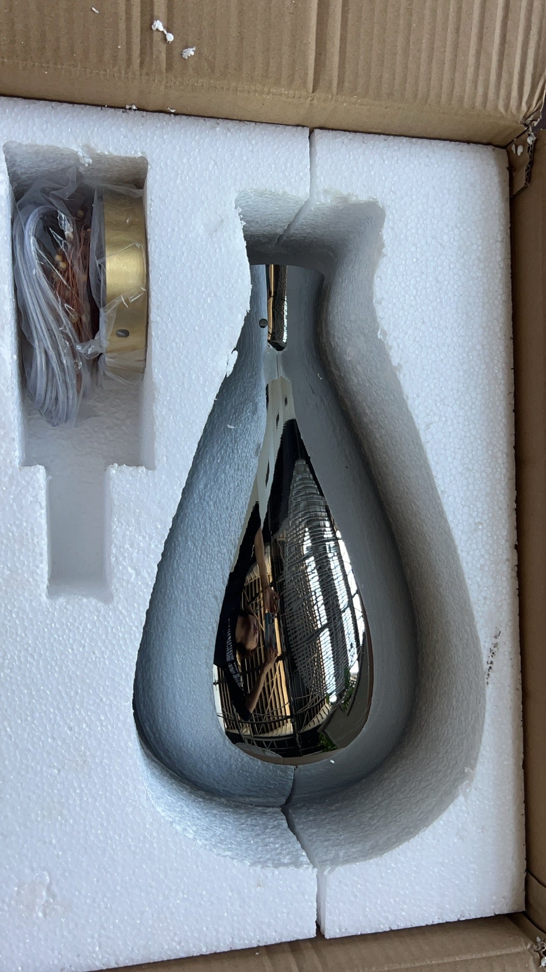 "Elegante moderne pendellampe i grått glass med stjernehimmel-effekt, justerbar høyde, perfekt for alle rom."