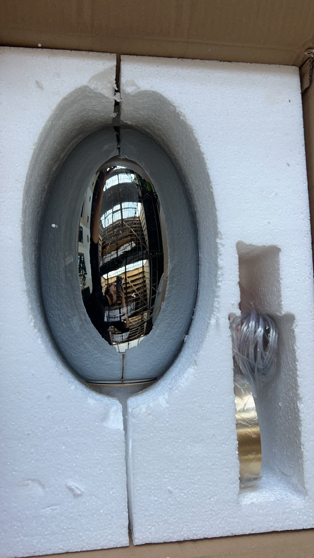 "Elegante moderne pendellampe i grått glass med stjernehimmel-effekt, justerbar høyde, perfekt for alle rom."
