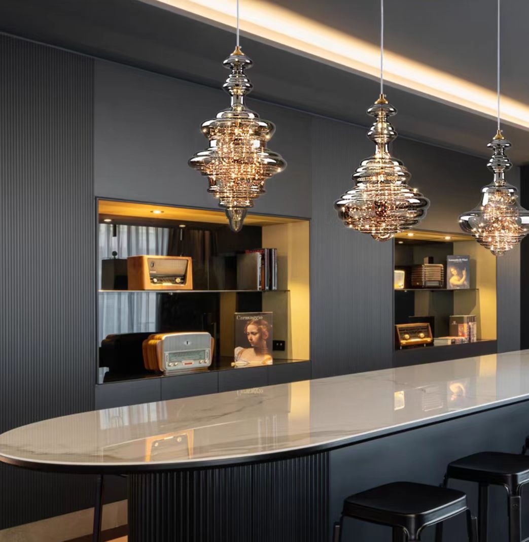 "Elegante moderne pendellampe i grått glass med stjernehimmel-effekt, justerbar høyde, perfekt for alle rom."