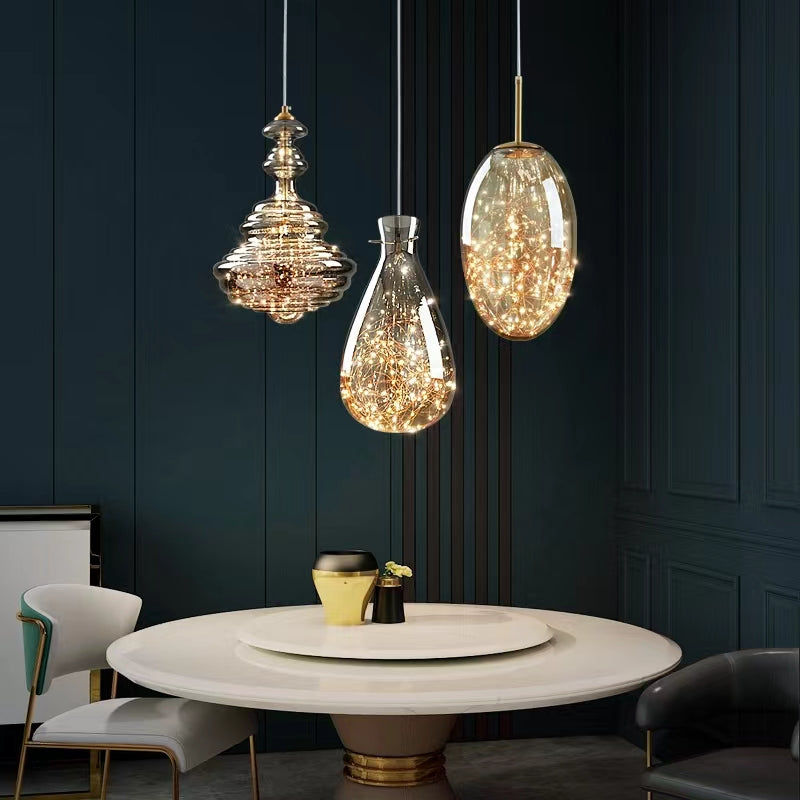 "Elegante moderne pendellampe i grått glass med stjernehimmel-effekt, justerbar høyde, perfekt for alle rom."