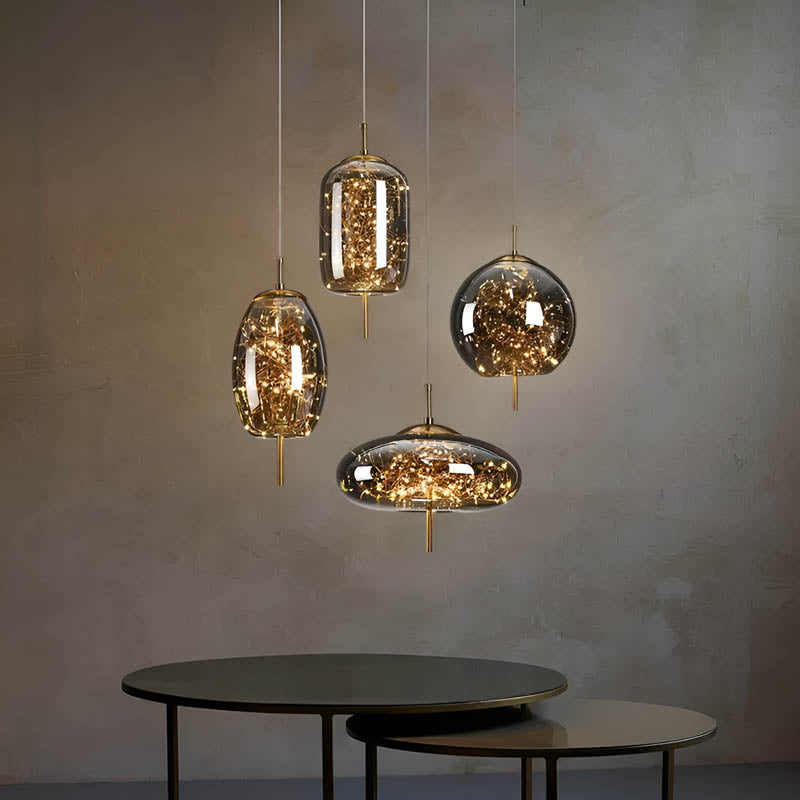 "Elegante pendellampe i mørkebrunt glass med små LED-lys, justerbar ledningslengde; moderne eleganse og klassisk design."