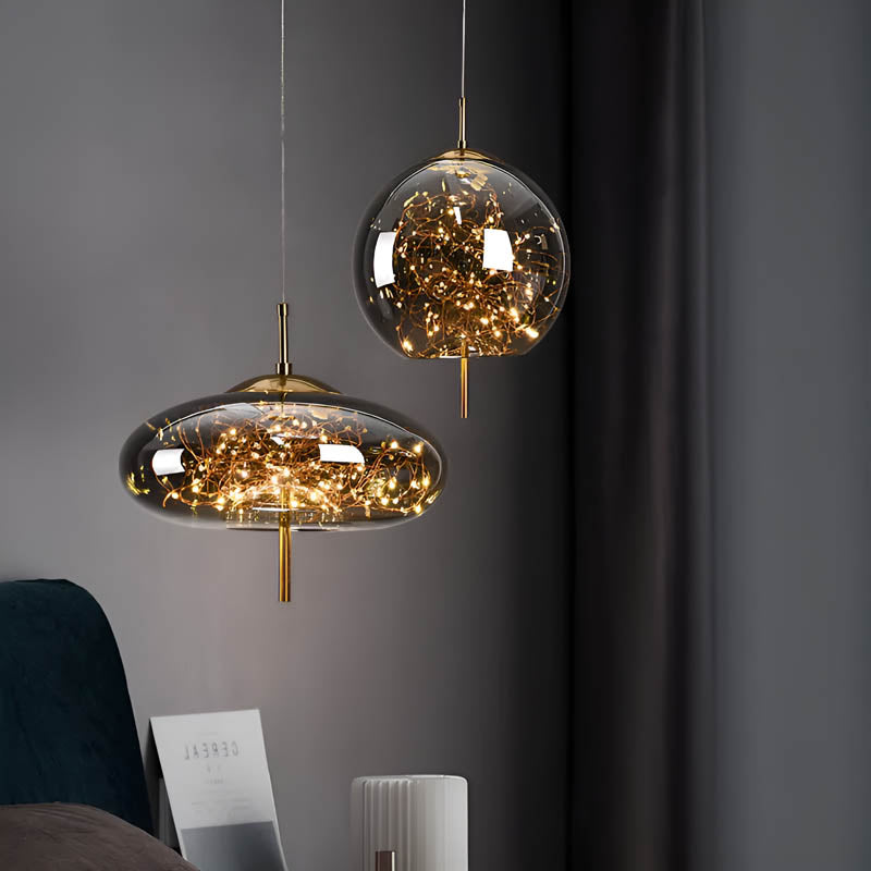 "Elegante pendellampe i mørkebrunt glass med små LED-lys, justerbar ledningslengde; moderne eleganse og klassisk design."