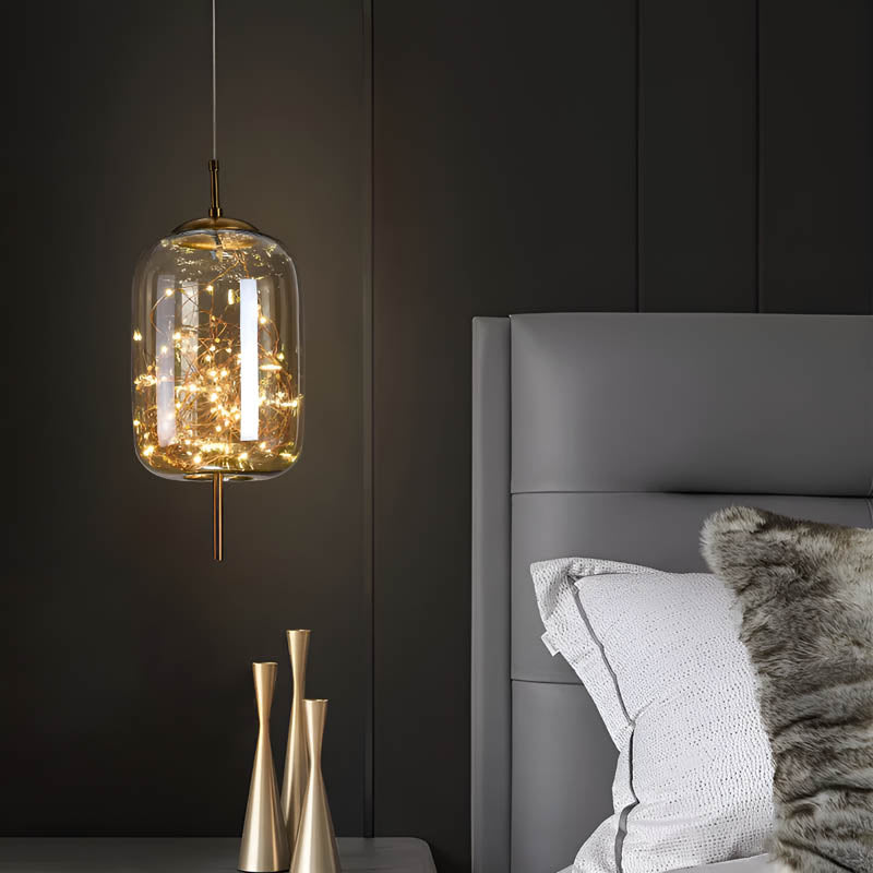 "Elegante pendellampe i mørkebrunt glass med små LED-lys, justerbar ledningslengde; moderne eleganse og klassisk design."