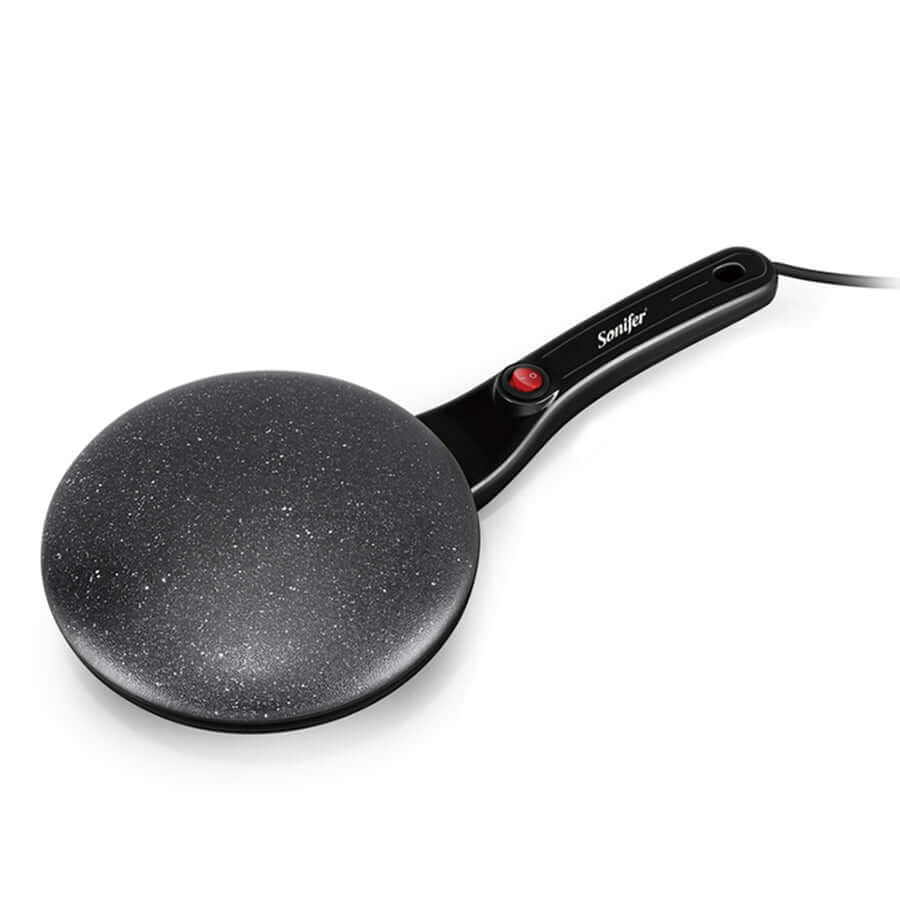 Non-stick belegget på crêpe makeren sikrer at pannekakene slipper lett og uten rester.