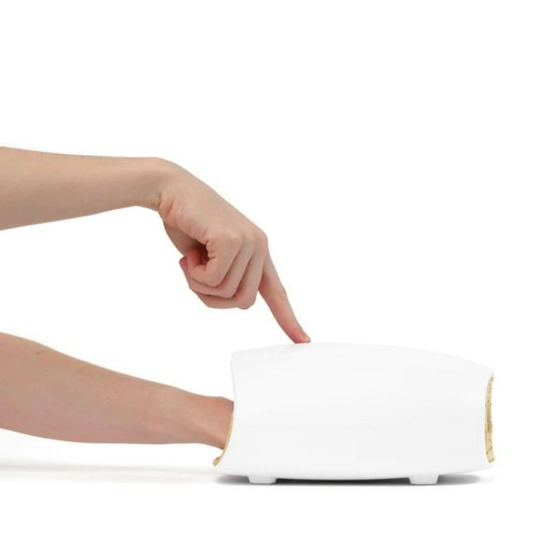 Nærbilde av elektrisk håndmassasjeapparat i grått, viser ergonomisk design for komfortabel smertelindring