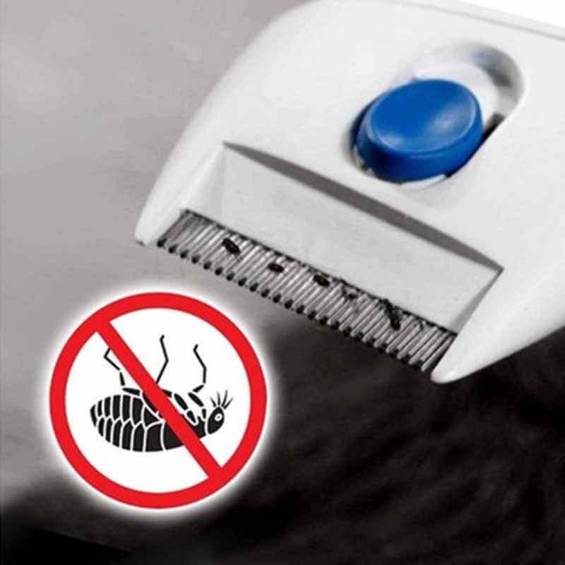 Hånd som holder den elektriske loppefjerner kammen, klar til bruk for rask og effektiv fjerning av skadedyr.