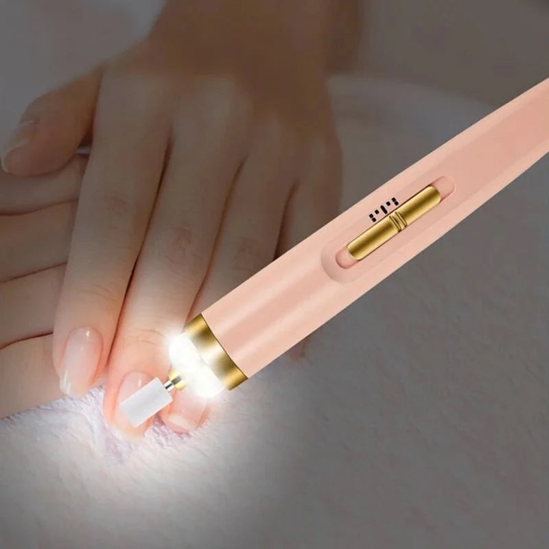 "Elektrisk manikyrsett med ergonomisk, slankt design. Inkluderer 5 utskiftbare hoder for enkel neglepleie."
