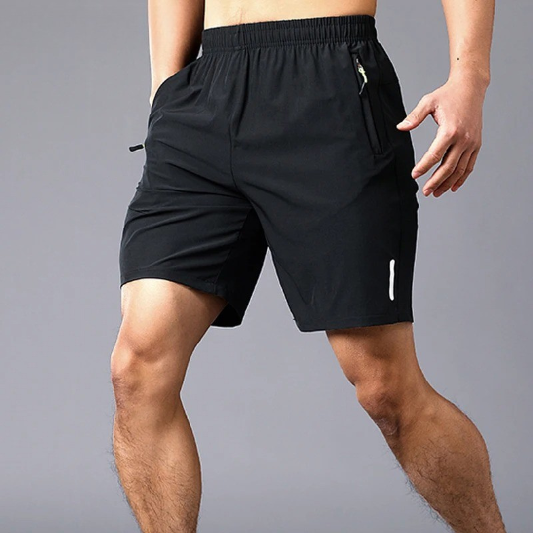 Hvit bakgrunn: Hurtigtørkende treningsshorts for menn, flott for sommer og casual fritidsbruk.