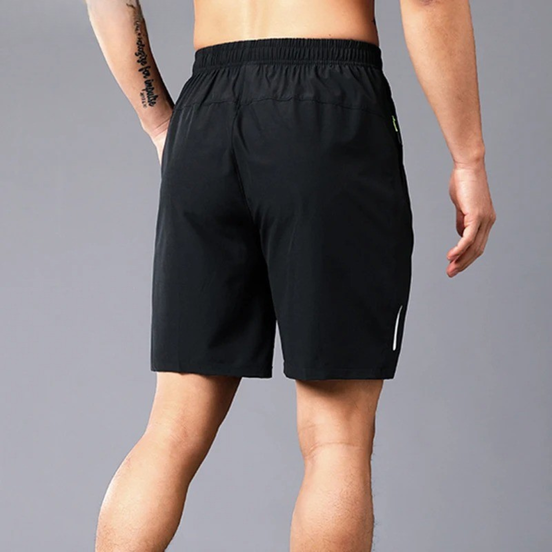 Sidevisning av menns treningsshorts i bevegelse, fremhever lettvekt, komfort og funksjonelt design.