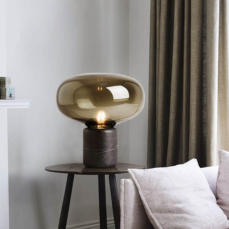 "Energisparende trådløs bordlampe med moderne design i stue, varme nyanser for koselig atmosfære."