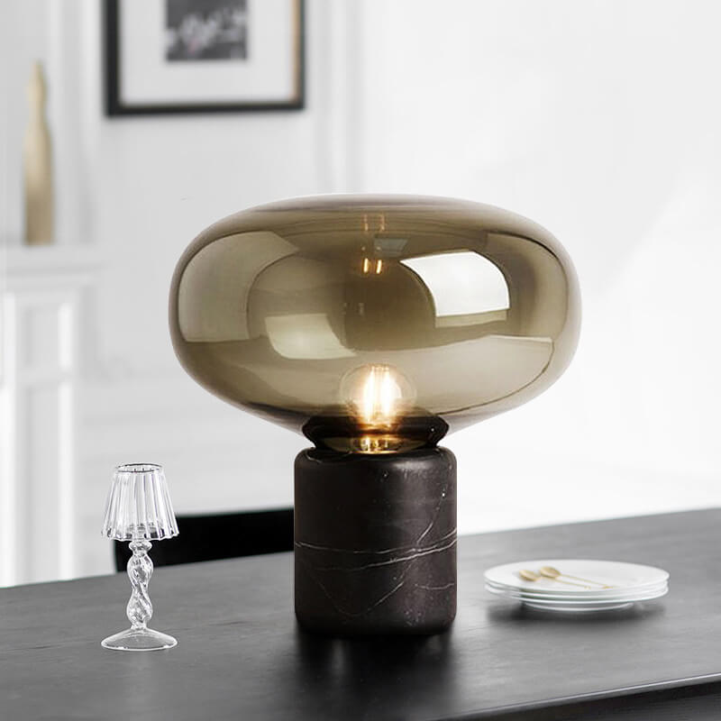 "Energisparende trådløs bordlampe med moderne design i stue, varme nyanser for koselig atmosfære."