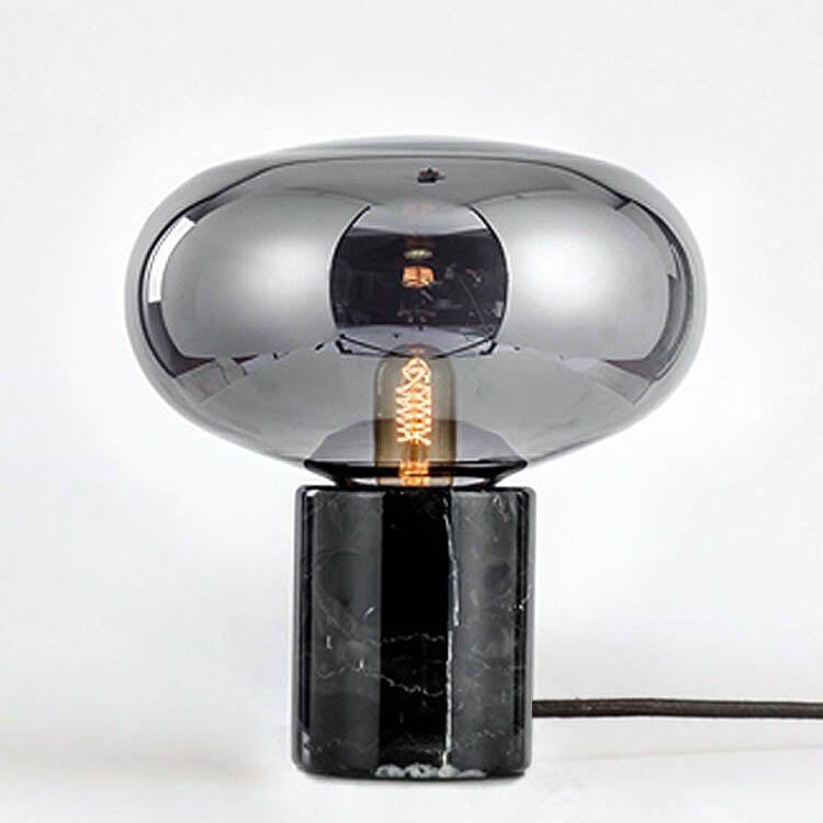 "Energisparende trådløs bordlampe med moderne design i stue, varme nyanser for koselig atmosfære."