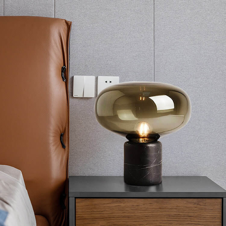 "Energisparende trådløs bordlampe med moderne design i stue, varme nyanser for koselig atmosfære."