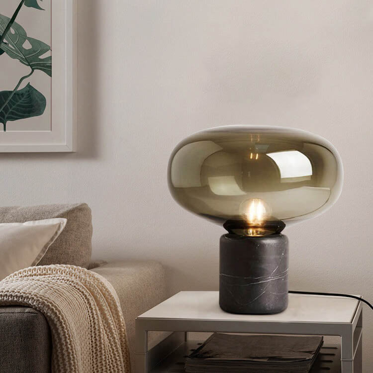"Energisparende trådløs bordlampe med moderne design i stue, varme nyanser for koselig atmosfære."