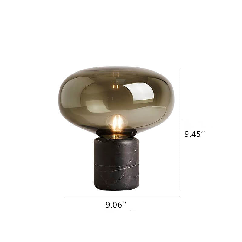 "Energisparende trådløs bordlampe med moderne design i stue, varme nyanser for koselig atmosfære."