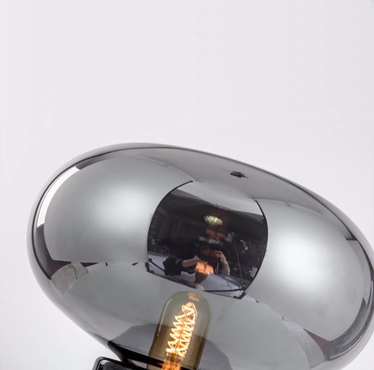 "Energisparende trådløs bordlampe med moderne design i stue, varme nyanser for koselig atmosfære."