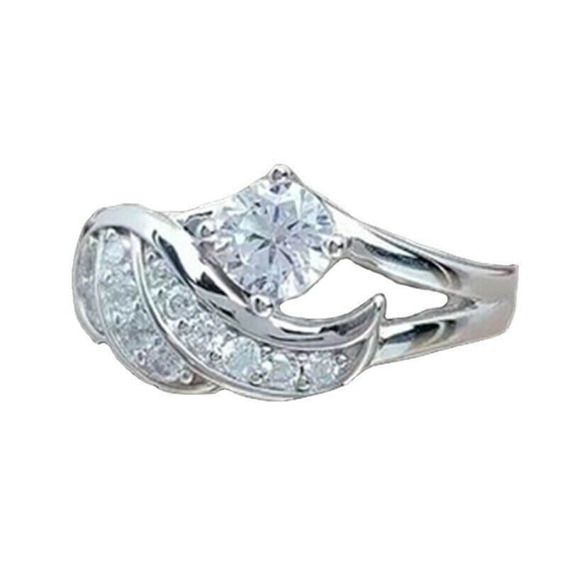 Englens Omfavnelse sølvring med glitrende cubic zirconia, delikat og symbolsk damesmykke.