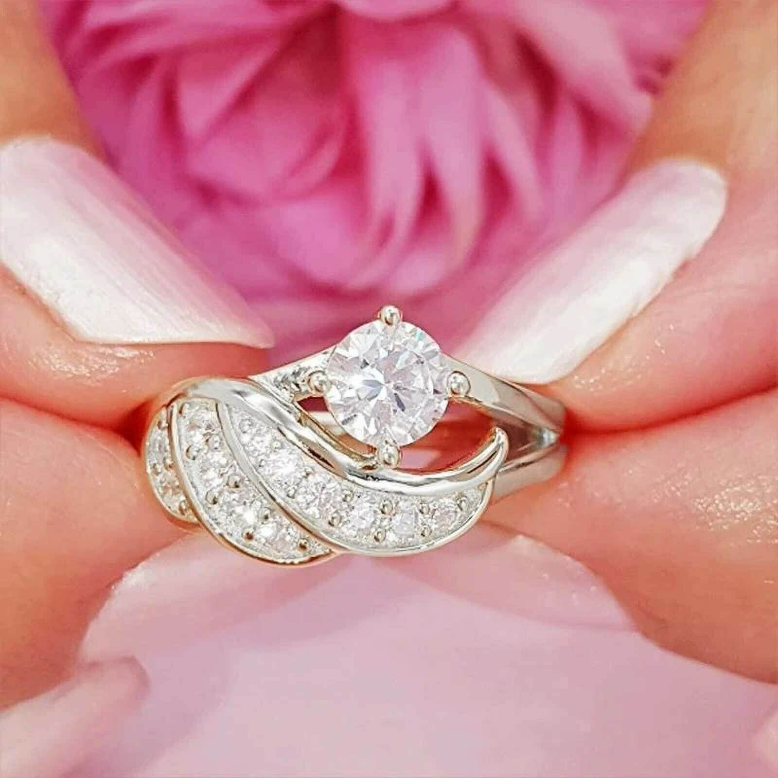 Tidløs sølvring med englevinger og en rad skinnende cubic zirconia. Et vakkert håpssymbol.