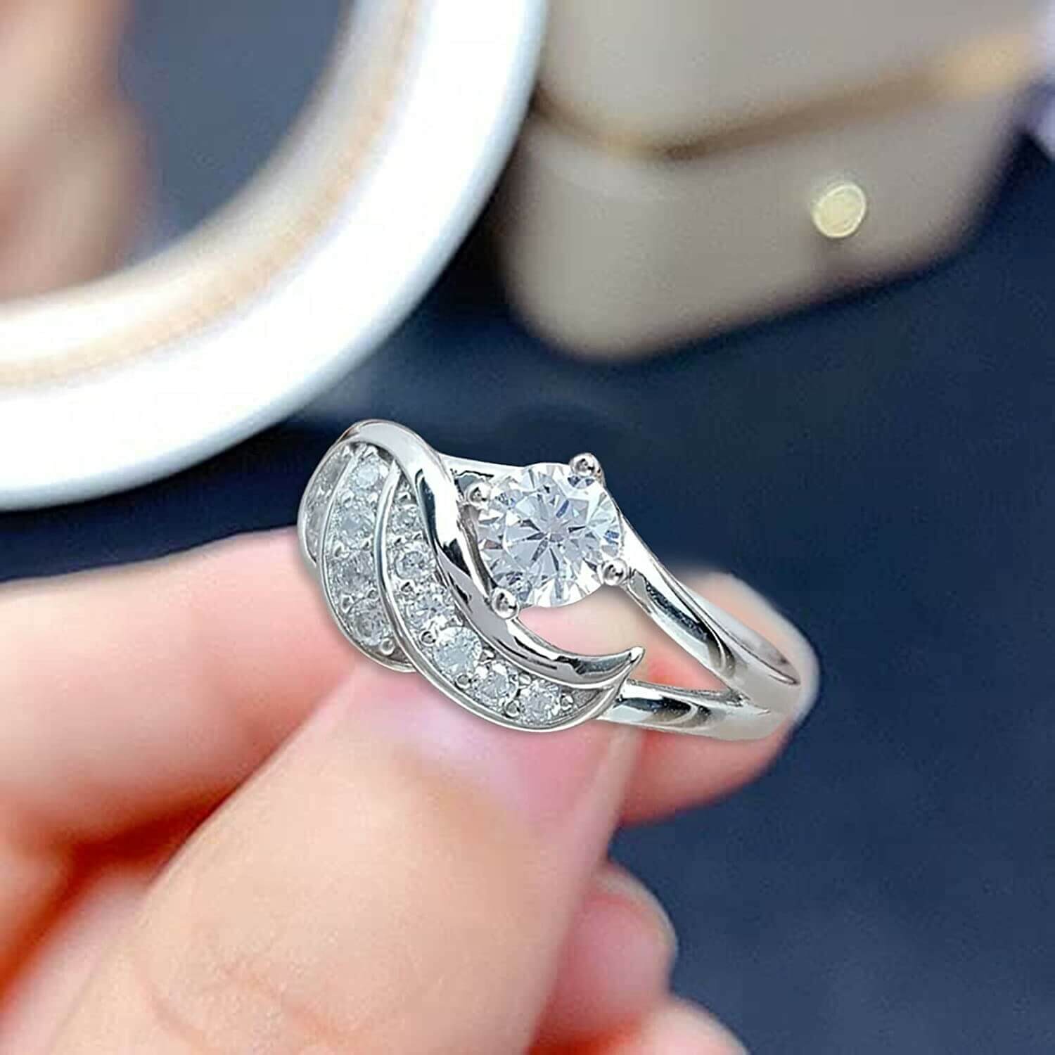 Gnistrende cubic zirconia englevingering i sølv. Et delikat og betydningsfullt damesmykke.