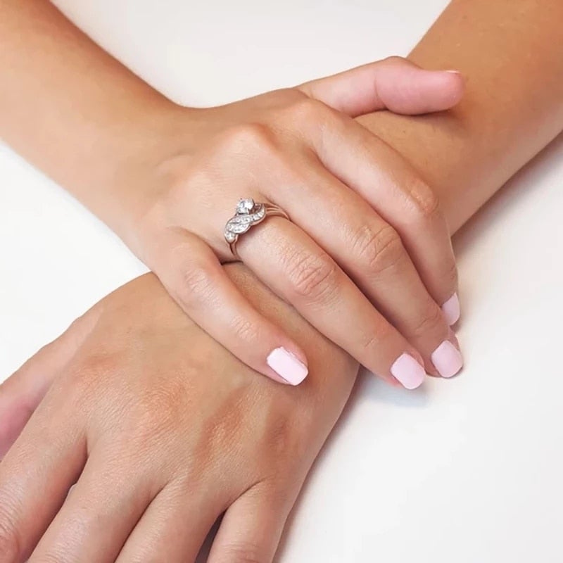 Enkel, men slående englevingering i sølv med cubic zirconia. En perfekt gaveidé.