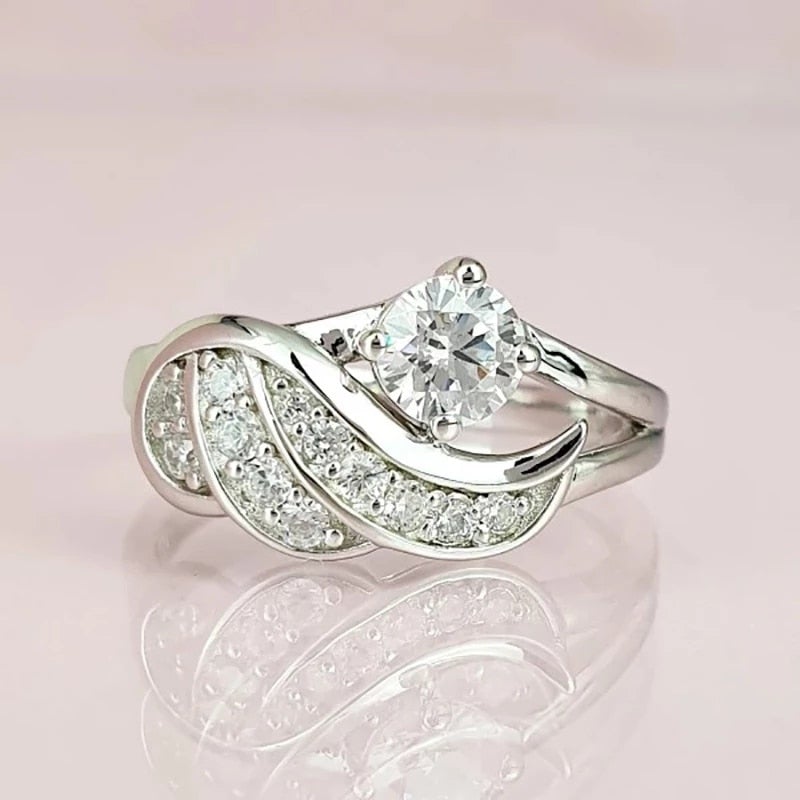 Luksuriøs englevingering i gullfarget metall med skinnende cubic zirconia. Perfekt gave til henne.