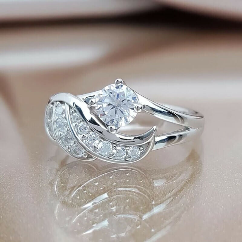 Damesmykke: Englevinge designring i sølv med strålende cubic zirconia, enkel og meningsfull.