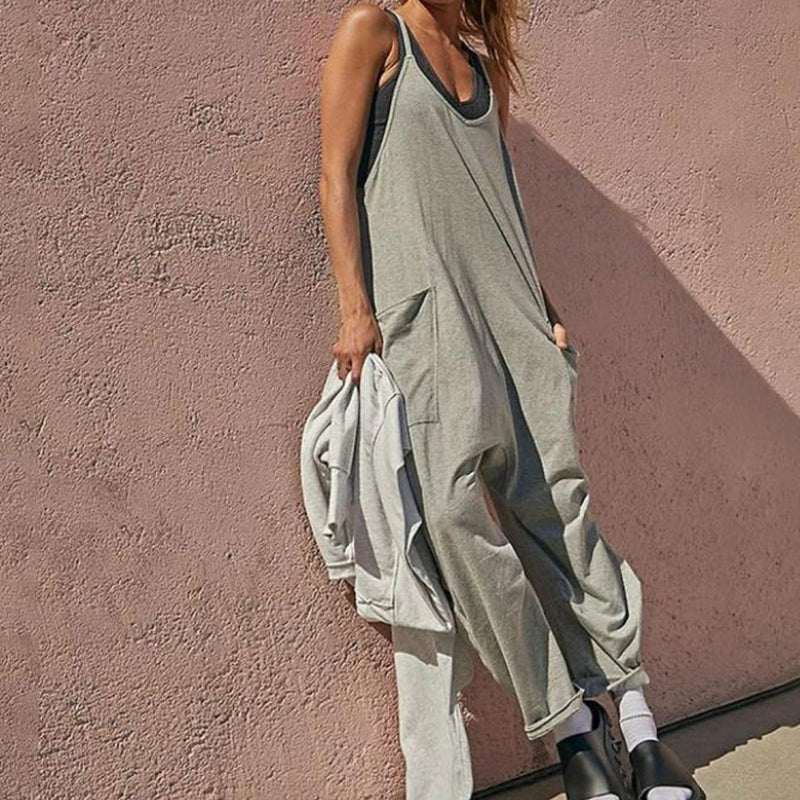 "Enkel jumpsuit med V-hals i ensfarget design, avslappet passform, racerback-stil, og lommer for praktisk bruk."