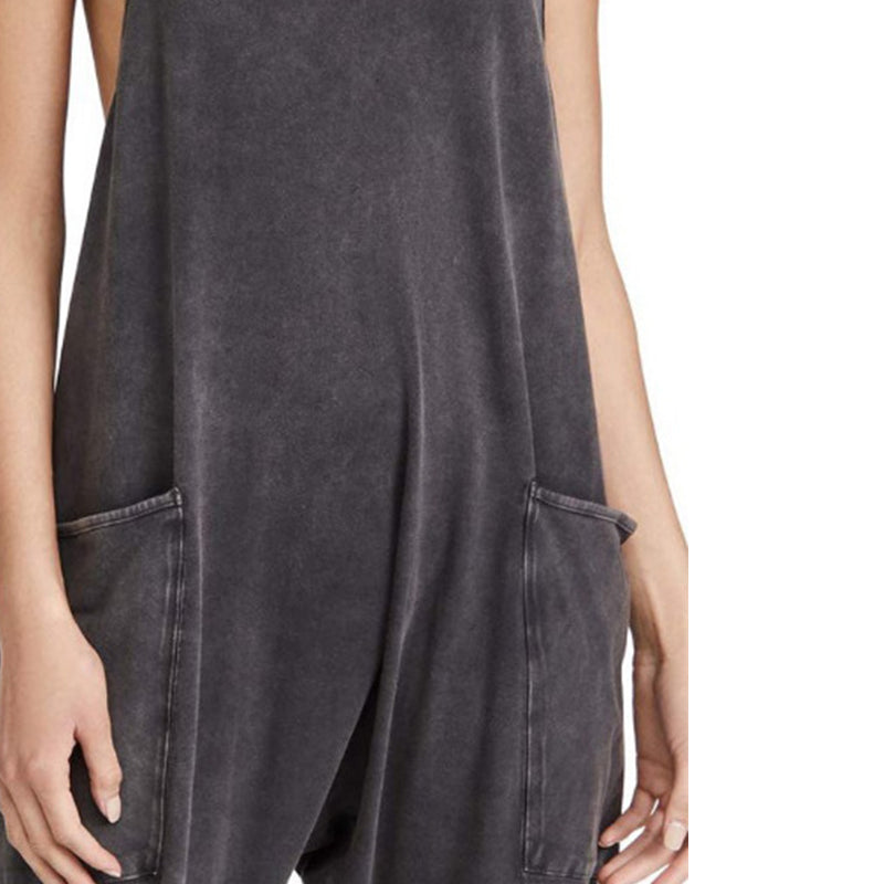 "Enkel jumpsuit med V-hals i ensfarget design, avslappet passform, racerback-stil, og lommer for praktisk bruk."