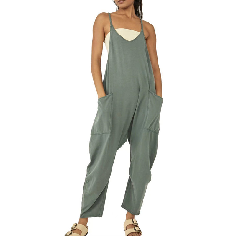 "Enkel jumpsuit med V-hals i ensfarget design, avslappet passform, racerback-stil, og lommer for praktisk bruk."