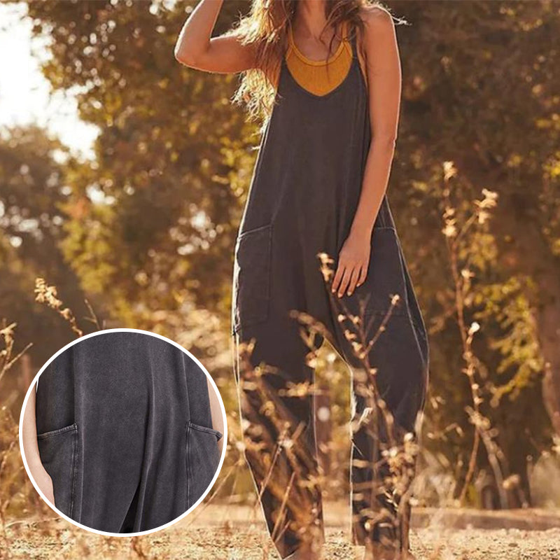"Enkel jumpsuit med V-hals i ensfarget design, avslappet passform, racerback-stil, og lommer for praktisk bruk."