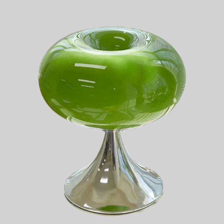 "Epleformet vintage bordlampe i hvitt og grønt glass, elegant design, perfekt for klassiske og moderne rom."