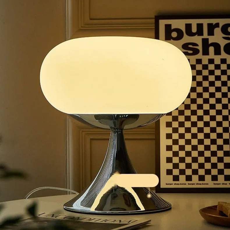 "Epleformet vintage bordlampe i hvitt og grønt glass, elegant design, perfekt for klassiske og moderne rom."