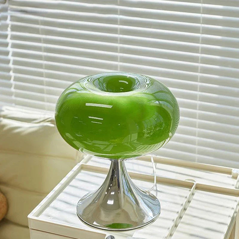 "Epleformet vintage bordlampe i hvitt og grønt glass, elegant design, perfekt for klassiske og moderne rom."