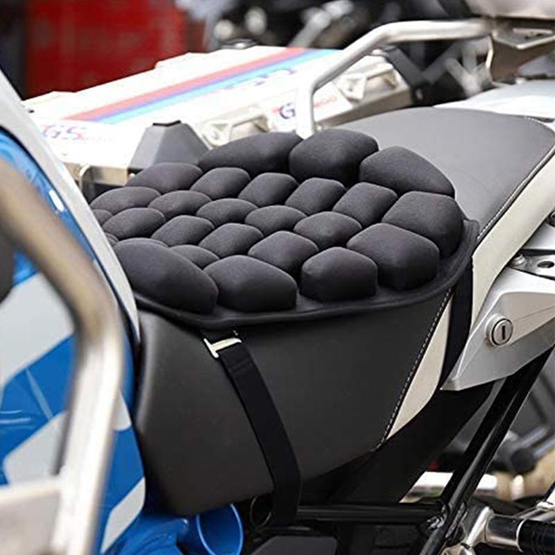 "Ergonomisk 3D-motorsykkelpute, svart flercelledesign, optimal komfort og vibrasjonsdemping for langdistansekjøring."