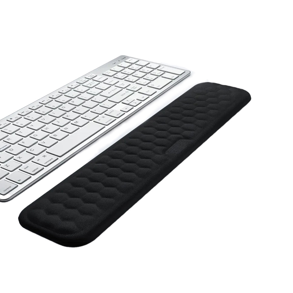 Bilde av en sort håndleddsstøtte i memory foam, designet for tastatur og mus for smertelette.