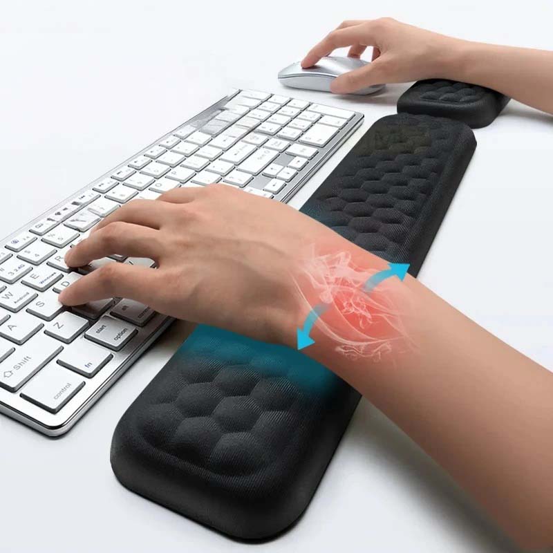 Nærbilde av en ergonomisk håndleddsstøtte, viser myk memory foam overflate for optimal kontorkomfort.