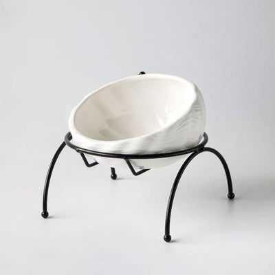 Sunn fôring med denne ergonomiske keramiske matskålen. Skjellformet design for bedre fordøyelse.