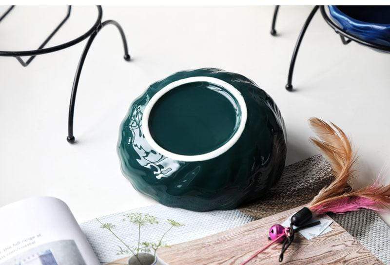 Funksjonell og vakker keramisk skål for kjæledyr. Ergonomisk skjellform for sunn spisevane.