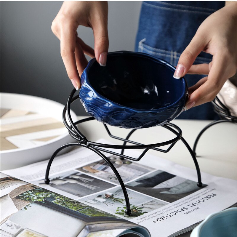 Keramisk kattefat med ergonomisk design. Skjellformen bidrar til komfortabel og sunn spising.
