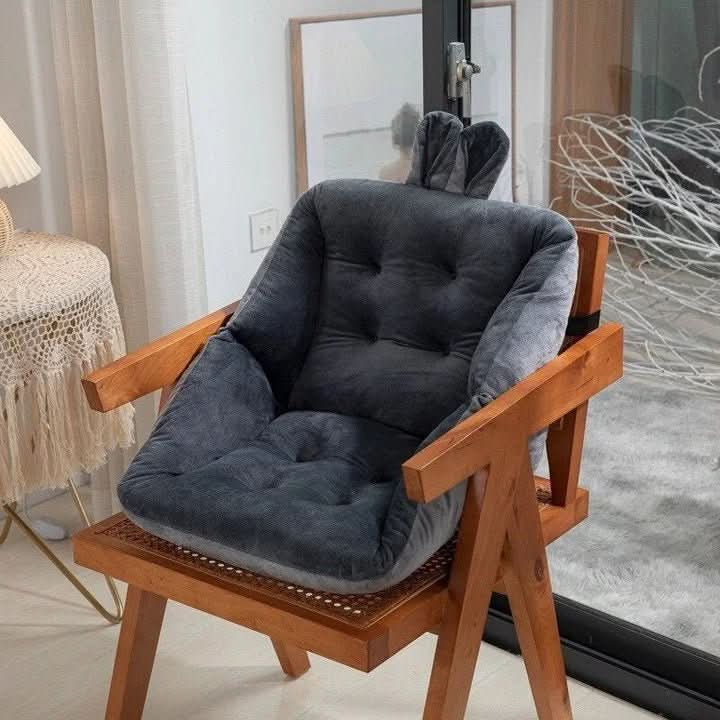 Kontorpute i ergonomisk design, minneskum gir ryggstøtte og avlaster trykk for bedre sittestilling.