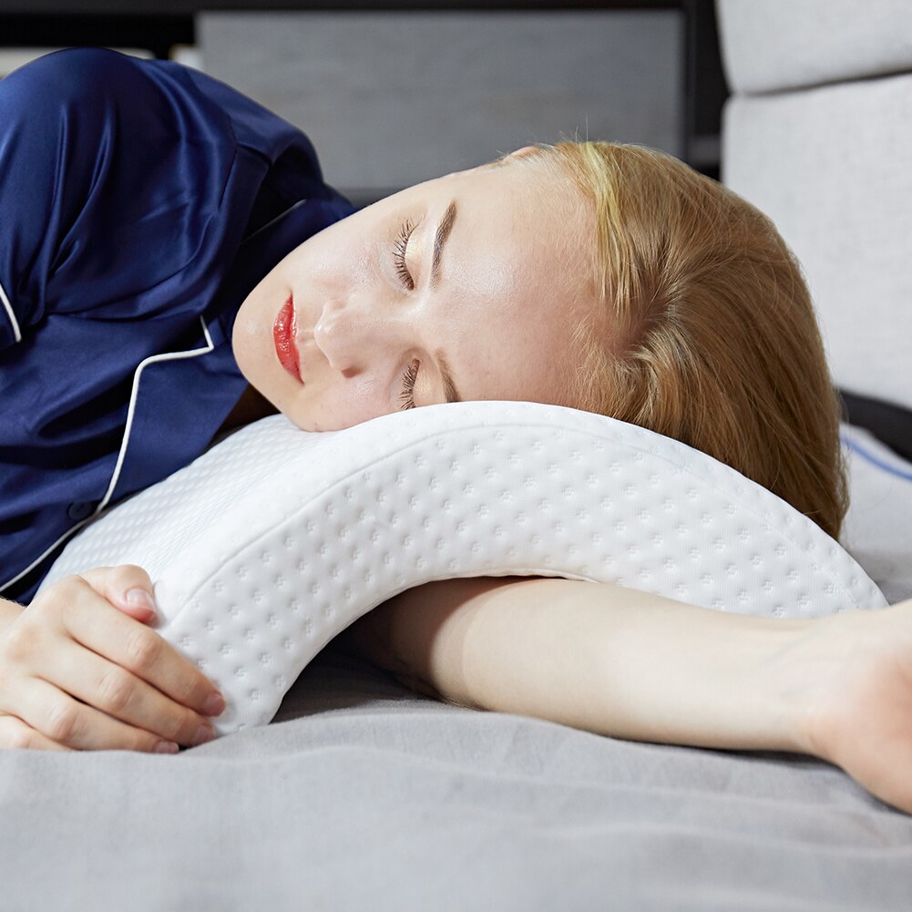 Person hviler fredelig på en ergonomisk minneskumpute, får dyp og avlastende søvn for nakke og rygg.